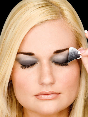  Makeup Ideas on How To Apply Eye Makeup In 8 Steps   Make That Change